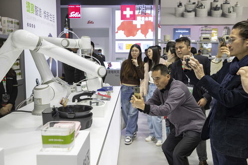智能科技領航 炒菜機器人、透明LED屏與運動耳機在家博會上的創新亮點
